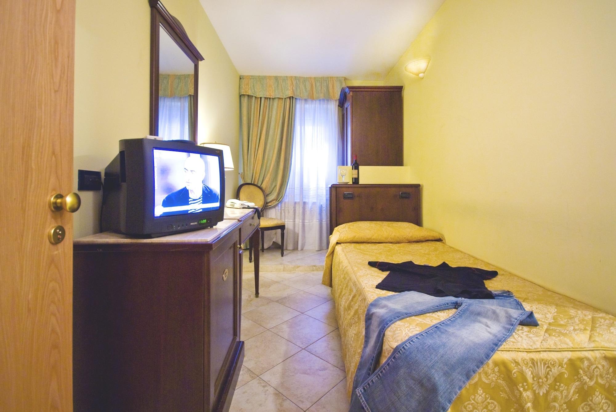 Hotel Tuscolana Rome Bagian luar foto