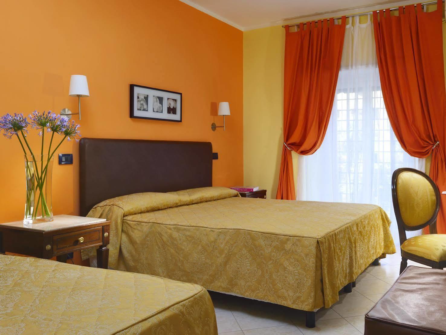 Hotel Tuscolana Rome Bagian luar foto