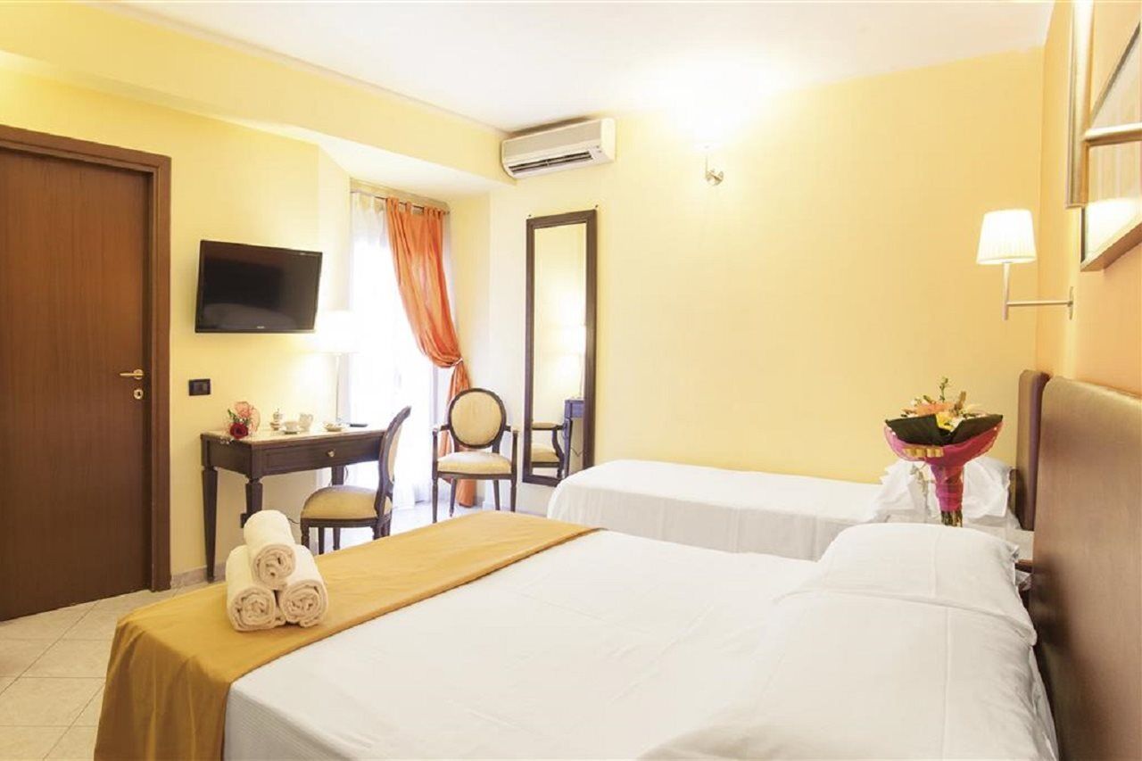 Hotel Tuscolana Rome Bagian luar foto